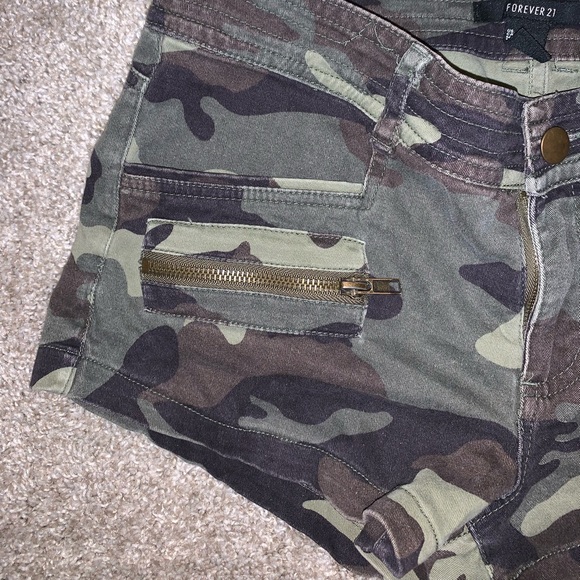 Forever 21 Green & Black Camouflage Jean shorts size 26 - Picture 4 of 9
